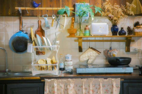 What Are the Essential Accessories for a Modern UK Kitchen?